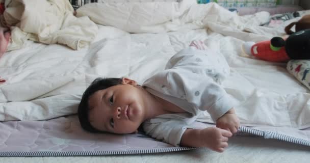 Imagens Close Bebê Infantil Deitado Cama Filmagem De Stock Royalty-Free
