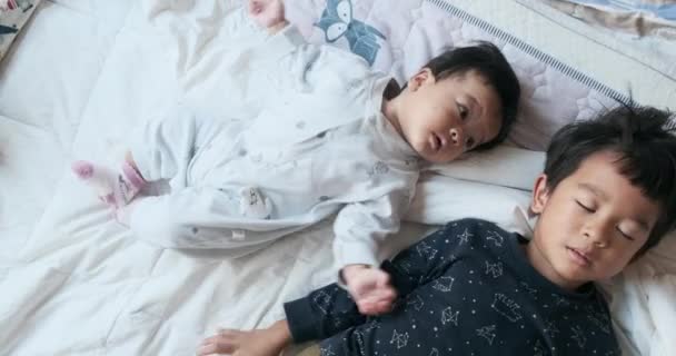 Vista Superior Irmãos Pequenos Pijama Relaxando Cama — Vídeo de Stock