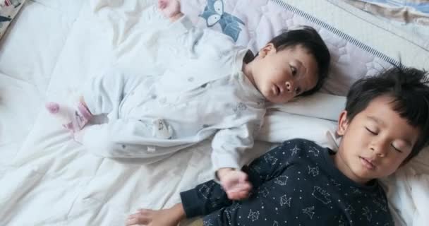 穿着睡衣在床上放松的弟弟们的头像 图库视频片段