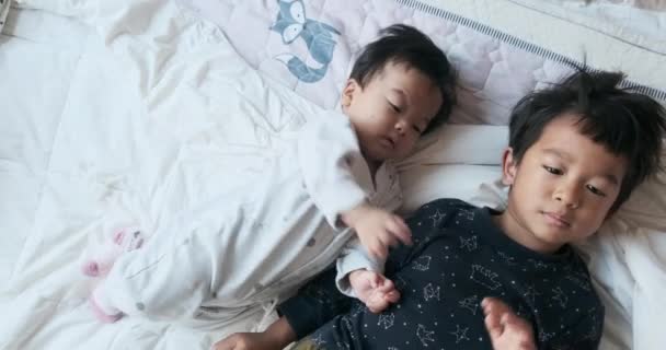 穿着睡衣在床上放松的弟弟们的头像 — 图库视频影像