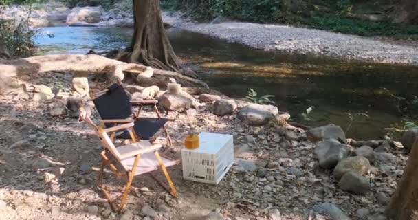 带自然椅子的野营餐桌的景致特写镜头 — 图库视频影像