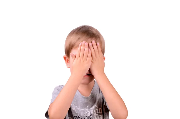 Fröhlicher Junge 5 Jahre bei den Händen Augen geschlossen — Stockfoto