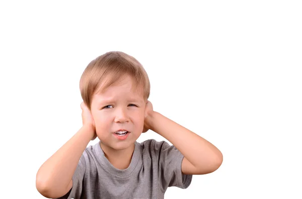 Menino 5 anos fechado pelas mãos orelhas — Fotografia de Stock