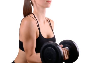 genç gülümseyen kadın dumbbell kolundan tutar.