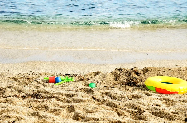 Speelgoed voor kinderen op het strand close-up — Stockfoto