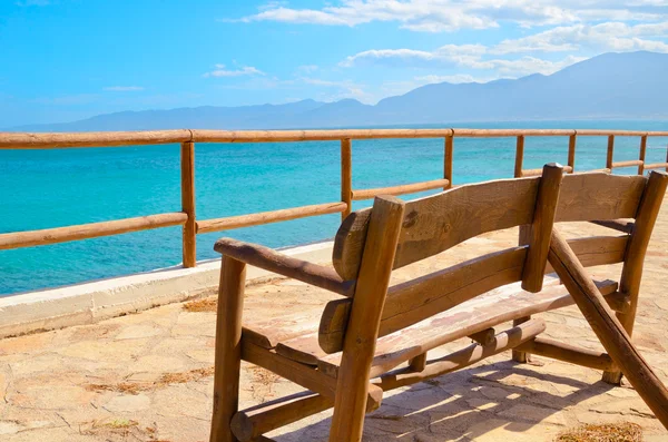 Lonely bench on a viewing platform with views of the sea and the — Stock Photo, Image