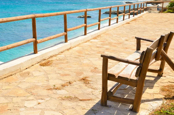 Empty bench overlooking the sea — Stock Photo, Image