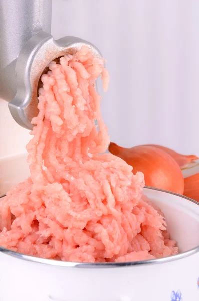 Tavuk eti kıyma içinde yer