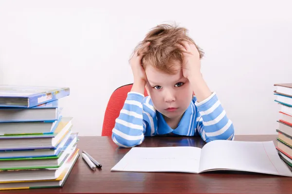 yorgun çocuk masa başında oturan ve baş için elele