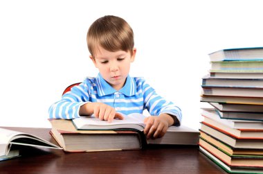 çocuğun büyük bir kitap okuma
