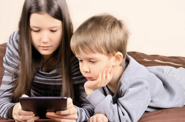 Niños jugando en la tableta horizontal — Foto de Stock