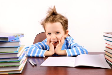 masada oturan gülüyor sevimli çocuk