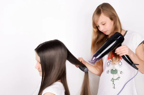 Κορίτσι στεγνώνει τα μαλλιά στεγνωτήρα μαλλιών — Φωτογραφία Αρχείου