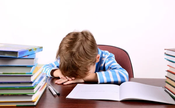 küçük çocuk kafasını masaya koydu.