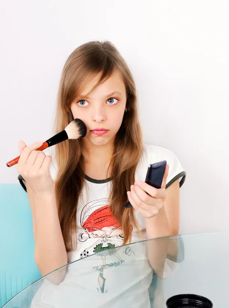 Blond girl doing makeup closeup — Stock Photo, Image