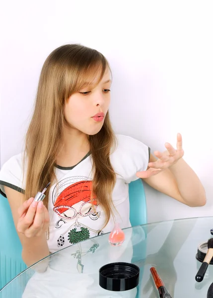 Adolescente menina soprando em unhas pintadas — Fotografia de Stock