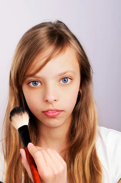 Portrait of teenager girl doing makeup — Stock Photo, Image