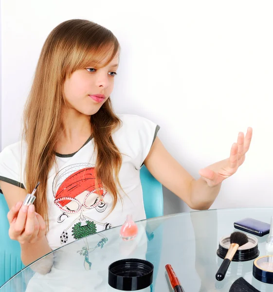 Девочка-подросток смотрит на окрашенные ногти квадратные — стоковое фото