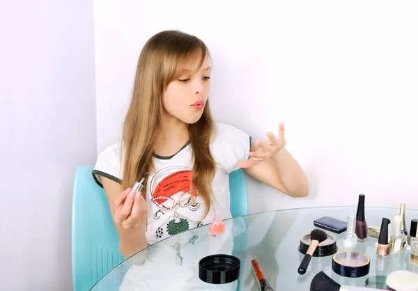 Adolescente menina soprando em unhas pintadas horizontal — Fotografia de Stock