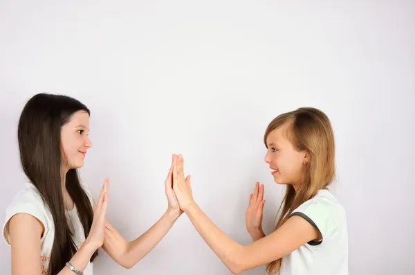 Twee meisjes claping palmen — Stockfoto
