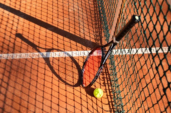 Tennisbal en racket zijn in de buurt van de netto horizontale 0193 — Stockfoto