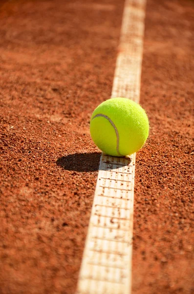 Tennisball ist auf dem Markup vertikal 0159 — Stockfoto