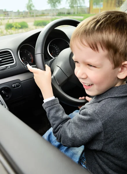 Pojke körning vertikala närbild — Stockfoto