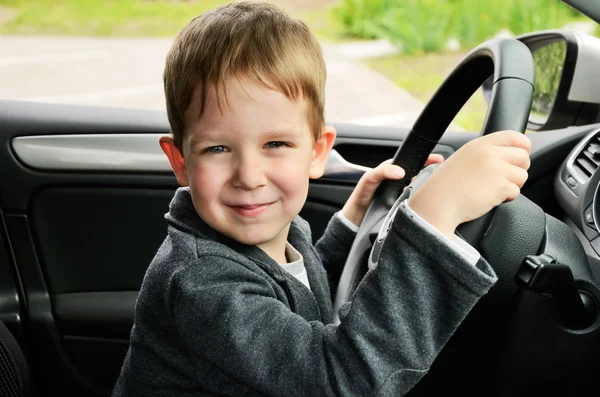Sorridente ragazzo guida orizzontale — Foto Stock