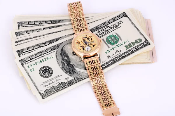 100 달러 짜리 지폐와 밝은 배경에 금 시계 스택 — 스톡 사진