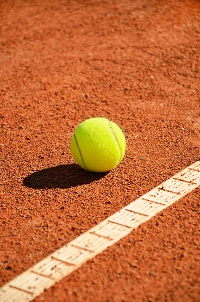 Tennisball in der Nähe von Markup diagonal vertikal — Stockfoto