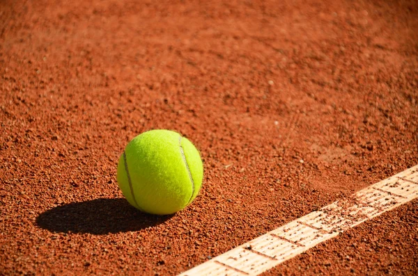 Tennisbal in de buurt van markup diagonale horizontaal — Stockfoto