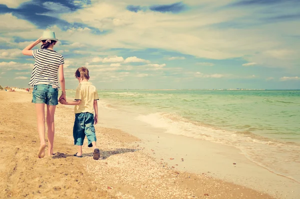 Getinte afbeelding kinderen langs de kust lopen — Stockfoto