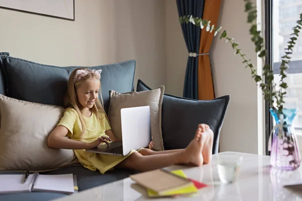 Bella studentessa che studia i compiti durante la sua lezione online a casa durante la quarantena covid-19 — Foto Stock