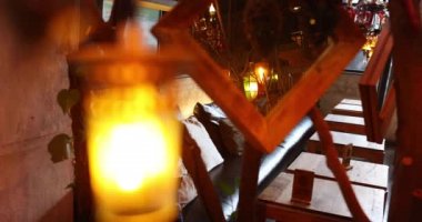 Kafe ya da restoranın modern iç mekanında insanlar olmadan Avrupa tasarımı yapılıyor. Coronavirus karantinası sırasında ziyaretçi yasak, kafe kapalı. COVID-19 izolasyonu sırasında kapatma, hiçbir şey çalışmıyor.