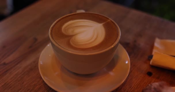 Biały Kubek Kawą Cappuccino Śniadanie Białym Drewnianym Tle Nowoczesnej Kawiarni — Wideo stockowe