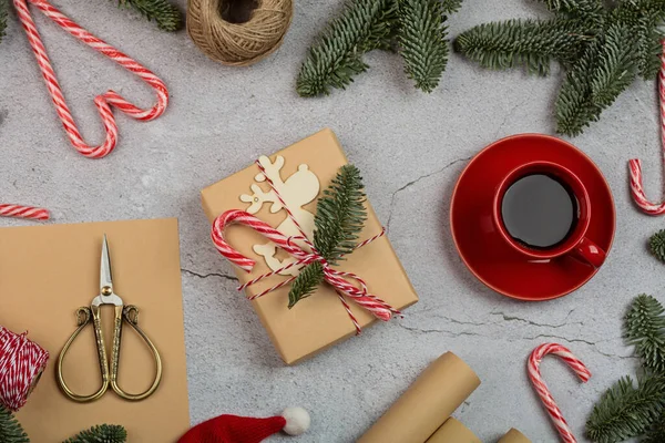 크리스마스 작곡. 선물 상자는 수공예 종이, 전나무 가지, 사탕으로 포장되어 있습니다. 새해 컨셉이야. 인사말 카드, 크리스마스 축하 2022. 평평 한 바닥, 맨 위 뷰, 복사 공간, 흉내 내기 — 스톡 사진