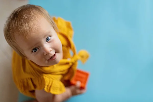 Pequena menina caucasiana dez meses de idade brincando com brinquedos educativos de silício em casa ou no berçário. Criança se divertindo com brinquedos coloridos no fundo branco — Fotografia de Stock