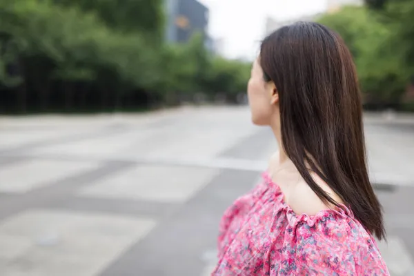 Portrét mladé asijské ženy ve stylovém neformálním oblečení a chůze venku ve městě. Šťastná stylová žena s usměvavou tváří si užívá života — Stock fotografie