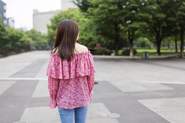 Portrait de jeune femme asiatique par derrière portant des vêtements décontractés élégants et marchant en plein air en ville. Heureuse femme élégante aime la vie — Photo