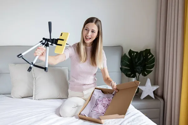 Caixa de desembalagem do comprador com ordem comprada durante a venda Black Friday. Negócio vendedor empresário mulher embalagem produto para enviar consumidor. Caixa de cartão de abertura de pessoa recebeu pacote de parcela de parentes — Fotografia de Stock