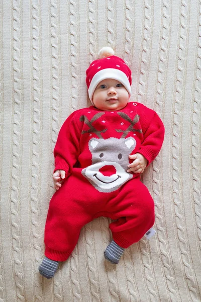 Κοντινό πορτραίτο νεογέννητου μωρού. Χαριτωμένο Καυκάσιο κοριτσάκι 3-4 μηνών με στολή Αϊ Βασίλη ξαπλωμένο σε πλεκτή κουβέρτα στο κρεβάτι. Καλά Χριστούγεννα Χριστούγεννα και ευτυχισμένο το νέο έτος 2021 — Φωτογραφία Αρχείου