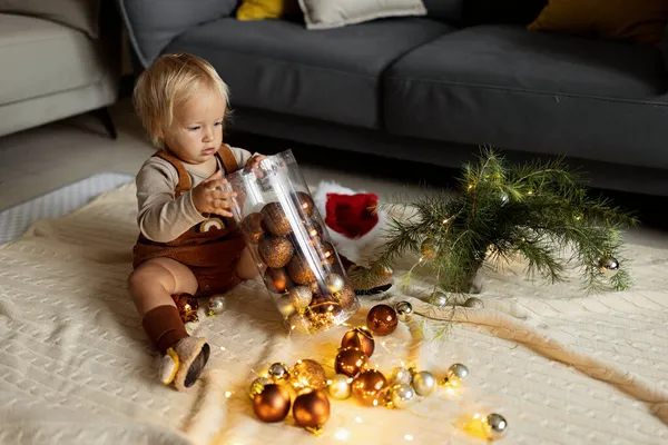 Retrato de estilo de vida de bebê caucasiano bonito um ano de idade brincando com bugigangas no chão em casa. Feliz Natal Natal e feliz ano novo 2022 — Fotografia de Stock
