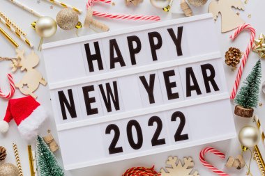 Mutlu yıllar 2022 konsepti. Mesajlı tebrik kartı. Düz yatış, üst görünüm