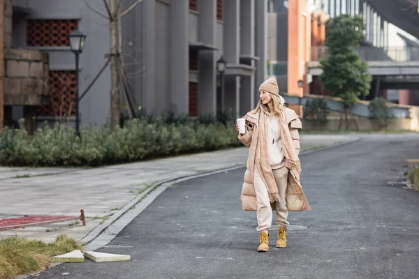 Dışarıda kahve içen bir kadın. 2021 yılının rengi: nihai gri. Renk konsepti, kopyalama alanı ile modelleme