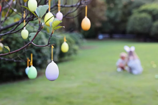 Sfondo per Pasqua Caccia alle uova in giardino o nel parco. — Foto Stock