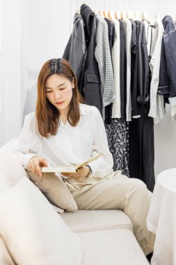 Küçük bir iş kurun, Çinli genç girişimci kadın haftalık planlamacı kullanıyor.