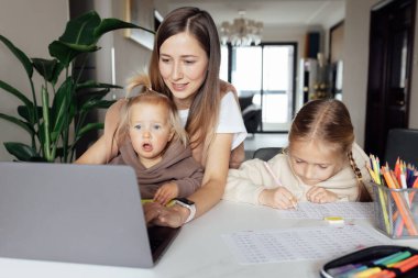 Beyaz bir aile evde çalışır ve bilgisayar kullanarak ders çalışır. Çocuk için uzaklık ya da uzaktan öğrenme. Coronavirus covid-19 karantinası sırasında ödev matematiği okuyan oldukça şık bir kız öğrenci.