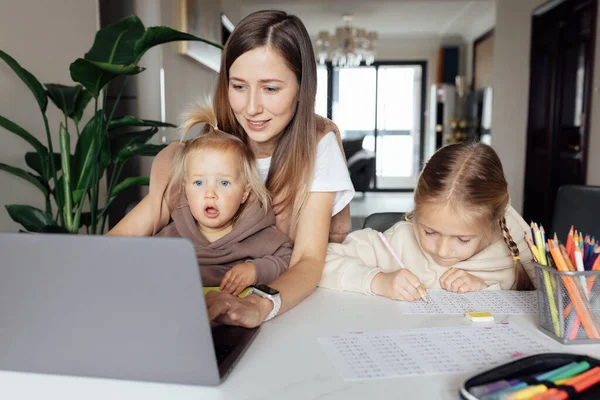 Beyaz bir aile evde çalışır ve bilgisayar kullanarak ders çalışır. Çocuk için uzaklık ya da uzaktan öğrenme. Coronavirus covid-19 karantinası sırasında ödev matematiği okuyan oldukça şık bir kız öğrenci.