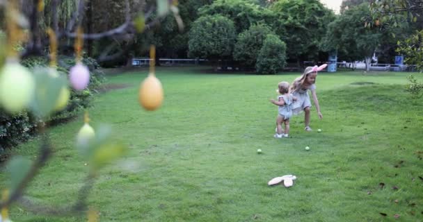 Dos Niños Que Usan Orejas Conejo Cuando Recogen Huevos Pascua — Vídeo de stock