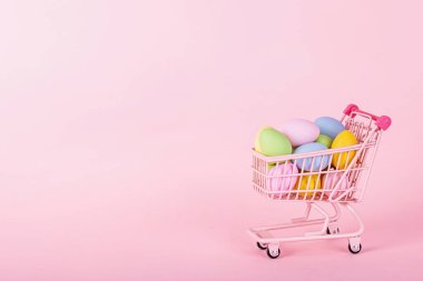 Mutlu Paskalya kutlamaları. Çevrimiçi alışveriş için bayram şablonu. Web tasarımı için bahar etkinliği şablonu